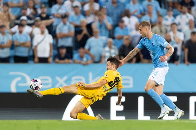 220804 Chris Stumpf of Diddeleng and Felix Beijmo of Malmö FF during the UEFA Europa League qualification match between Malmö FF and Diddeleng on August 4, 2022 in Malmö. Photo: Mathilda Ahlberg BILDBYRAN COP 240 MA0288 fotboll football soccer fotball uefa europa league kval qualifying round qualification malmö ff diddeleng bbeng dudelange Copyright: MATHILDAxAHLBERG BB220804BB242