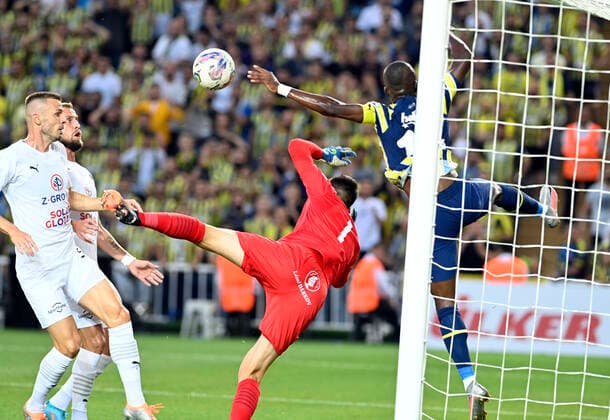 Fußball, EL-Quali, Fenerbahce Istanbul - 1. FC Slovacko Uherske Hradiste Enner Valencia (13) of Fenerbahce SK and Goalkeeper Filip Nguyen of FC Slovacko during the UEFA Europa League Third Qualifying Round first Leg match between Fenerbahce SK and FC Slovacko at Ulker Stadium in Istanbul Turkey on August 04 , 2022. ( Photo by Seskimphoto ) 