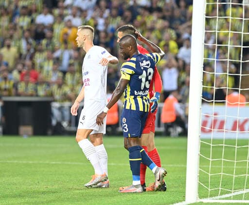 Fußball, EL-Quali, Fenerbahce Istanbul - 1. FC Slovacko Uherske Hradiste Enner Valencia (13) of Fenerbahce SK and Goalkeeper Filip Nguyen of FC Slovacko during the UEFA Europa League Third Qualifying Round first Leg match between Fenerbahce SK and FC Slovacko at Ulker Stadium in Istanbul Turkey on August 04 , 2022. ( Photo by Seskimphoto ) 