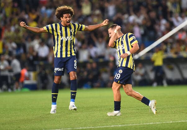 Fußball, EL-Quali, Fenerbahce Istanbul - 1. FC Slovacko Uherske Hradiste Willian Arao (L) and Emre Mor (R) of Fenerbahce SK during the UEFA Europa League Third Qualifying Round first Leg match between Fenerbahce SK and FC Slovacko at Ulker Stadium in Istanbul Turkey on August 04 , 2022. ( Photo by Seskimphoto ) 