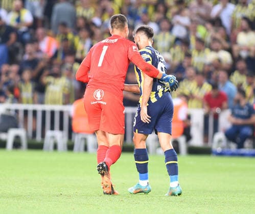 Fußball, EL-Quali, Fenerbahce Istanbul - 1. FC Slovacko Uherske Hradiste Diego Rossi of Fenerbahce SK and Goalkeeper Filip Nguyen of FC Slovacko during the UEFA Europa League Third Qualifying Round first Leg match between Fenerbahce SK and FC Slovacko at Ulker Stadium in Istanbul Turkey on August 04 , 2022. ( Photo by Seskimphoto ) 