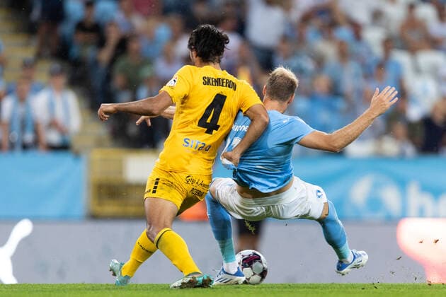 Fußball, EL-Quali, Malmö FF - F91 Dudelange 220804 Aldin Skenderovic of Diddeleng and Ola Toivonen of Malmö FF during the UEFA Europa League qualification match between Malmö FF and Diddeleng on August 4, 2022 in Malmö. Photo: Mathilda Ahlberg BILDBYRAN COP 240 MA0288 fotboll football soccer fotball uefa europa league kval qualifying round qualification malmö ff diddeleng bbeng dudelange Copyright: MATHILDAxAHLBERG BB220804BB289