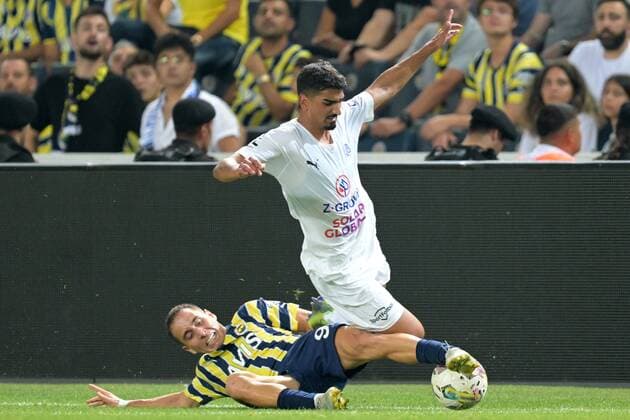 Fu?ball, EL-Quali, Fenerbahce Istanbul - 1. FC Slovacko Uherske Hradiste ISTANBUL - (lr) Emre Mor of Fenerbahce SK, Merchas Doski of 1 FC Slovacko during the UEFA Europa League Third Qualifying Round match between Fenerbahce SK and 1. FC Slovacko at Fenerbahce Sukru Saracoglu Stadium on August 4, 2022 in Istanbul, Turkey. ANP Dutch Height UEFA Europa League, Third Qualifying Round, First Leg 2022 2023 xVIxANPxSportx xGerritxvanxKeulenxIVx