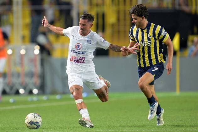 Fu?ball, EL-Quali, Fenerbahce Istanbul - 1. FC Slovacko Uherske Hradiste ISTANBUL - (lr) Milan Petrzela of 1 FC Slovacko, Ferdi Kadioglu or Fenerbahce SK during the UEFA Europa League Third Qualifying Round match between Fenerbahce SK and 1. FC Slovacko at Fenerbahce Sukru Saracoglu Stadium on August 4, 2022 in Istanbul, Turkey. ANP Dutch Height UEFA Europa League, Third Qualifying Round, First Leg 2022 2023 xVIxANPxSportx xGerritxvanxKeulenxIVx