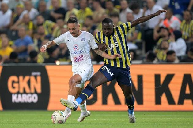 Fu?ball, EL-Quali, Fenerbahce Istanbul - 1. FC Slovacko Uherske Hradiste ISTANBUL - (lr) Daniel Holzer of 1 FC Slovacko, Bright Osayi Samuel of Fenerbahce SK during the UEFA Europa League Third Qualifying Round match between Fenerbahce SK and 1. FC Slovacko at Fenerbahce Sukru Saracoglu Stadium on August 4, 2022 in Istanbul, Turkey. ANP Dutch Height UEFA Europa League, Third Qualifying Round, First Leg 2022 2023 xVIxANPxSportx xGerritxvanxKeulenxIVx
