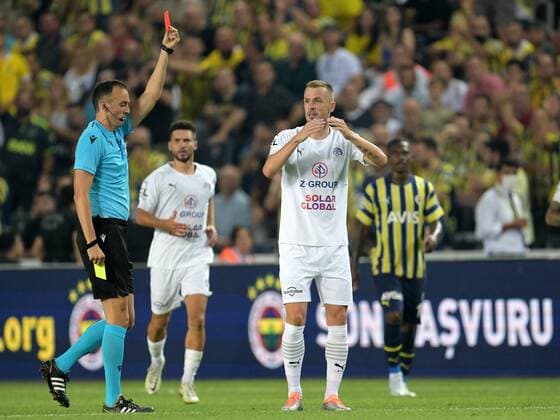 Fu?ball, EL-Quali, Fenerbahce Istanbul - 1. FC Slovacko Uherske Hradiste ISTANBUL - Stanislav Hofman of 1 FC Slovacko gets a red card during the UEFA Europa League third qualifying round match between Fenerbahce SK and 1. FC Slovacko at Fenerbahce Sukru Saracoglu Stadium on August 4, 2022 in Istanbul, Turkey. ANP Dutch Height UEFA Europa League, Third Qualifying Round, First Leg 2022 2023 xVIxANPxSportx xGerritxvanxKeulenxIVx