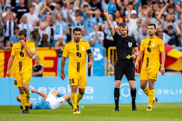 Fußball, EL-Quali, Malmö FF - F91 Dudelange 220804 Charles Morren of Diddeleng looks dejected after reviewing a red card during the UEFA Europa League qualification match between Malmö FF and Diddeleng on August 4, 2022 in Malmö. Photo: Mathilda Ahlberg BILDBYRAN COP 240 MA0288 fotboll football soccer fotball uefa europa league kval qualifying round qualification malmö ff diddeleng bbeng dudelange depp Copyright: MATHILDAxAHLBERG BB220804BB380