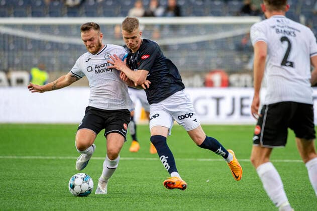 Viking Sligo Rovers Stavanger 20220804 Vikings Samuel Fridjonsson in a duel with David Cawley during the qualifying match for the Europa Conference League in football between Viking and Sligo Rovers at SR Bank Arena Photo Carina Johansen NTB Stavanger Norway  Copyright: xCarinaxJohansenx xNTBx EDITORIAL USE ONLY. RESTRICTED USE FOR BETTING COMPANIES