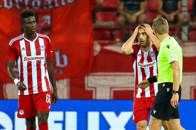 Fußball, EL-Quali, Olympiakos Piräus - SK Slovan Bratislava Olympiacos F.C. v Slovan Bratislava UEFA Europa League Pape Abou Cissé and Sokratis Papastathopoulos of Olympiacos F.C. complain to Match referee Lawrence Visser (BEL) for allowing Slovan Bratislava goal during the UEFA Europa League Third Qualifying Round First Leg match at Karaiskakis Stadium, Piraeus Content Not Available For UK Newspapers Copyright: xYannisxHalasx FIL-17174-0028 UK Newspapers OUT