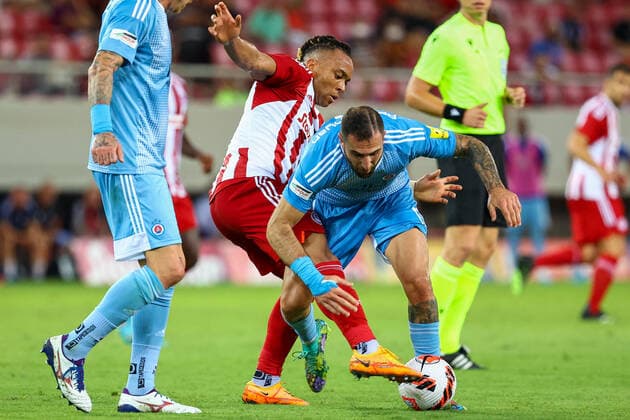 Fußball, EL-Quali, Olympiakos Piräus - SK Slovan Bratislava Olympiacos F.C. v Slovan Bratislava UEFA Europa League Pierre Kunde of Olympiacos F.C. and Tigran Barseghyan of Slovan Bratislava in action during the UEFA Europa League Third Qualifying Round First Leg match at Karaiskakis Stadium, Piraeus Content Not Available For UK Newspapers Copyright: xYannisxHalasx FIL-17174-0032 UK Newspapers OUT