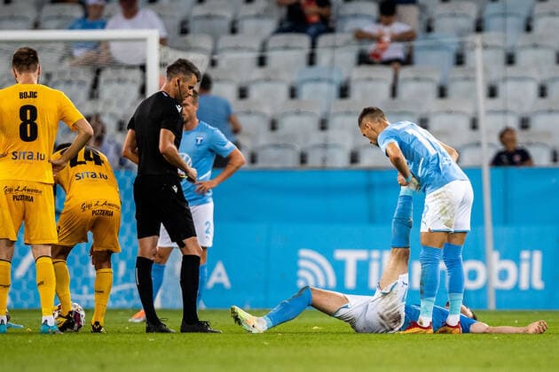 220804 Erdal Rakip of Malmö FF gets help by Veljko Birmancevic during the UEFA Europa League qualification match between Malmö FF and Diddeleng on August 4, 2022 in Malmö. Photo: Mathilda Ahlberg BILDBYRAN COP 240 MA0288 fotboll football soccer fotball uefa europa league kval qualifying round qualification malmö ff diddeleng bbeng dudelange Copyright: MATHILDAxAHLBERG BB220804BB562