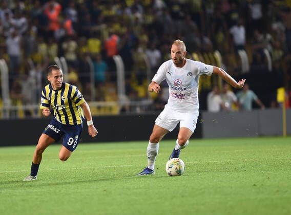 Emre Mor (L) of Fenerbahce SK and Vlastimil Danicek (R) of FC Slovacko during the UEFA Europa League Third Qualifying Round first Leg match between Fenerbahce SK and FC Slovacko at Ulker Stadium in Istanbul Turkey on August 04 , 2022. ( Photo by Seskimphoto ) 