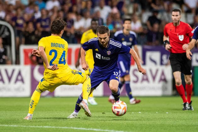 August 4, 2022, Maribor, Slovenia: David Browne (L) of HJK Helsinki and Ivan Brnic (R) of NK Maribor seen in action during the UEFA Europa League third qualifying round, first leg match at the Stadion Ljudski vrt in Maribor..Final score: NK Maribor 0:2 HJK Helsinki Maribor Slovenia - ZUMAs197 20220804_zaa_s197_105 Copyright: xMilosxVujinovicx