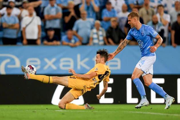 MALMÖ 20220804 Dudelanges Chris Stumpf och Malmös Felix Beijmo under torsdagens kvalmatch i fotboll till Europa League mellan Malmö FF och F91 Dudelange (Lux) pa Eleda Stadion (Nya Malmö Stadion) Malmö Sverige x10600x  Copyright: xAndreasxHillergren TTx MALMÖ-DUDELANGE