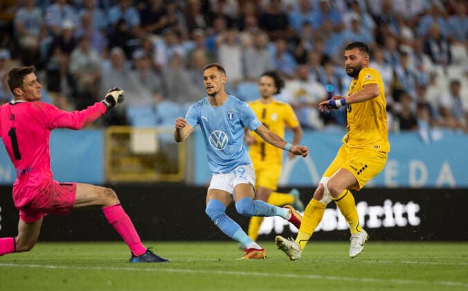 MALMÖ 20220804 Malmö FF:s Veljko Birmancevic slar in 3-0 bakom F91 Dudelanges malvakt Lucas Fox tätt följd av Aldin Skenderovic under torsdagens kvalmatch i fotboll till Europa League mellan Malmö FF och F91 Dudelange (Lux) pa Eleda Stadion (Nya Malmö Stadion) Malmö Sverige x10600x  Copyright: xAndreasxHillergren TTx MALMÖ-DUDELANGE