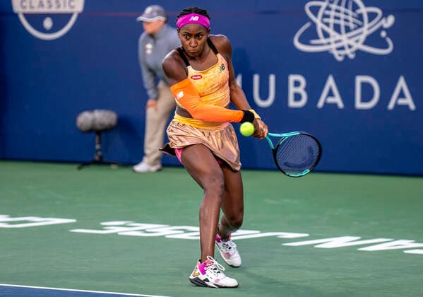 August 04, 2022 San Jose, CA USA : Coco Gauff returns a serve from Naomi Osaka during the Mubadala Silicon Valley Classic Second Round Evening Session between Naomi Osaka (JPN) vs Coco Gauff (USA). Coco won the match at San Jose State University San Jose Calif. CSM San Jose USA - ZUMAc04_ 20220805_zaf_c04_003 Copyright: xThurmanxJamesx