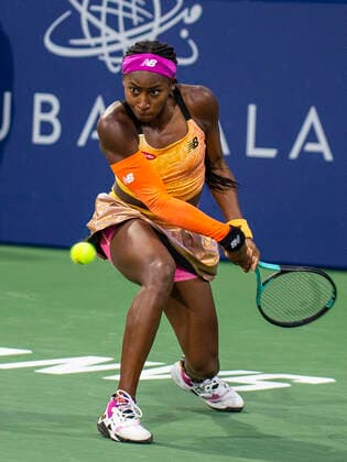 August 04, 2022 San Jose, CA USA : Coco Gauff returns a serve from Naomi Osaka during the Mubadala Silicon Valley Classic Second Round Evening Session between Naomi Osaka (JPN) vs Coco Gauff (USA). Coco won the match at San Jose State University San Jose Calif. CSM San Jose USA - ZUMAc04_ 20220805_zaf_c04_006 Copyright: xThurmanxJamesx