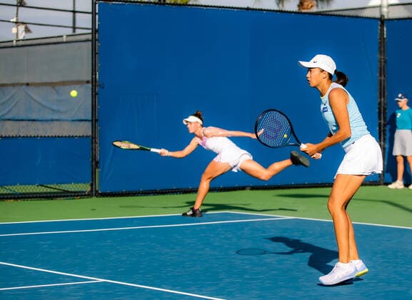(220805) -- SAN JOSE, Aug. 5, 2022 -- Zhang Shuai (R) Veronika Kudermetova compete during the women s doubles quarterfinal against Caroline Dolehide Storm Sanders at the 2022 Mubadala Silicon Valley Classic in San Jose, California, the United States, Aug. 4, 2022. (Photo by Xinhua) (SP)U.S.-SAN JOSE-TENNIS WTA, Tennis Damen 500 ArthurxDong 