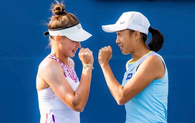 (220805) -- SAN JOSE, Aug. 5, 2022 -- Zhang Shuai (R) Veronika Kudermetova react during the women s doubles quarterfinal against Caroline Dolehide Storm Sanders at the 2022 Mubadala Silicon Valley Classic in San Jose, California, the United States, Aug. 4, 2022. (Photo by Xinhua) (SP)U.S.-SAN JOSE-TENNIS WTA, Tennis Damen 500 ArthurxDong 