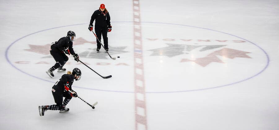 Eishockey, Training Nationalteam Kanada August 4, 2022, Calgary, AB, CANADA: A coach looks on a attendees skate at Hockey Canada s National WomenöÄÃ s Program selection camp in Calgary, Alta., Thursday, Aug. 4, 2022. Canada News - August 4, 2022  - ZUMAc35_ 20220804_zaf_c35_074 Copyright: xJeffxMcintoshx