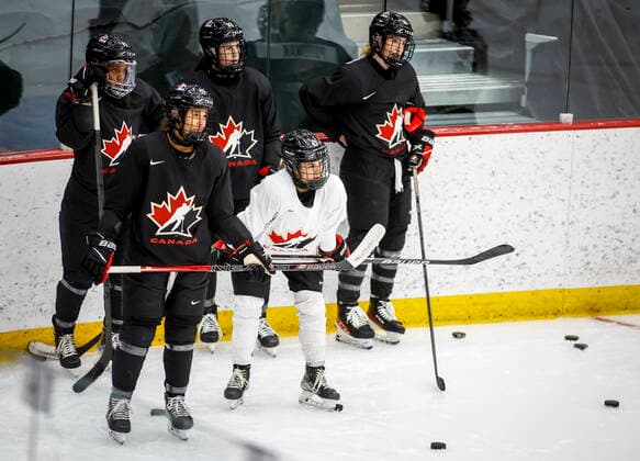 Eishockey, Training Nationalteam Kanada August 4, 2022, Calgary, AB, CANADA: Players attend Hockey Canada s National WomenöÄÃ s Program selection camp in Calgary, Alta., Thursday, Aug. 4, 2022. Canada News - August 4, 2022  - ZUMAc35_ 20220804_zaf_c35_075 Copyright: xJeffxMcintoshx