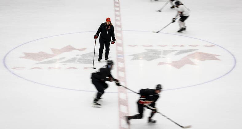 Eishockey, Training Nationalteam Kanada August 4, 2022, Calgary, AB, CANADA: A coach looks on a attendees skate at Hockey Canada s National WomenöÄÃ s Program selection camp in Calgary, Alta., Thursday, Aug. 4, 2022. Canada News - August 4, 2022  - ZUMAc35_ 20220804_zaf_c35_076 Copyright: xJeffxMcintoshx