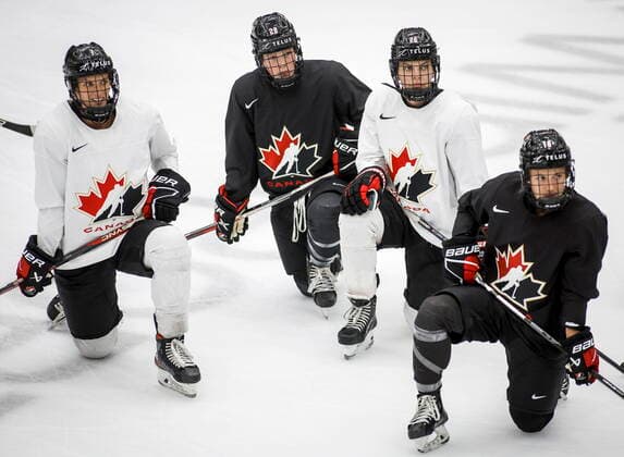 Eishockey, Training Nationalteam Kanada August 4, 2022, Calgary, AB, CANADA: Players, left to right, Laura Stacey, Sarah Fillier, Emily Clark, and Rosalie Demers, listen to a coach at Hockey Canada s National WomenöÄÃ s Program selection camp in Calgary, Alta., Thursday, Aug. 4, 2022. Canada News - August 4, 2022  - ZUMAc35_ 20220804_zaf_c35_078 Copyright: xJeffxMcintoshx