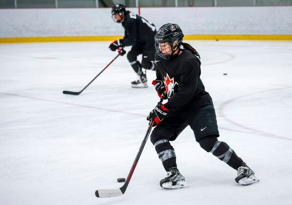 Eishockey, Training Nationalteam Kanada August 4, 2022, Calgary, AB, CANADA: Jocelyne Larocque, right, skates at Hockey Canada s National WomenöÄÃ s Program selection camp in Calgary, Alta., Thursday, Aug. 4, 2022. Canada News - August 4, 2022  - ZUMAc35_ 20220804_zaf_c35_082 Copyright: xJeffxMcintoshx