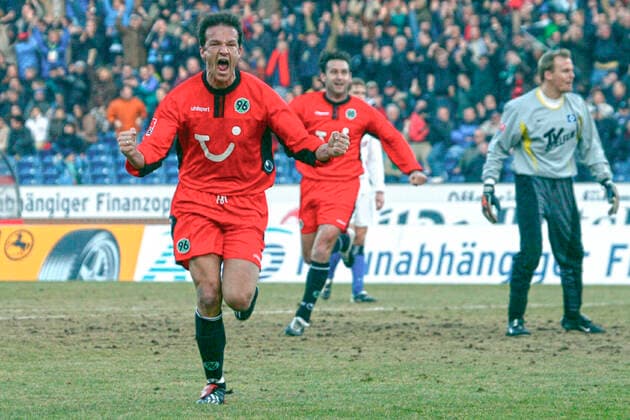 Aus 1. BL. Saison 2002 03 Hannover96-HSV Hamburg 2:2 am 25.01.2003. Im Foto: Han96 Spieler Fredi Bobic bejubelt sein 1:0 gegen HSV TW Martin Pieckenhagen Mitte Nebojsa Krupniovic *** From 1 BL season 2002 03 Hannover96 HSV Hamburg 2 2 on 25 01 2003 In the photo Han96 player Fredi Bobic celebrates his 1 0 against HSV TW Martin Pieckenhagen center Nebojsa Krupniovic