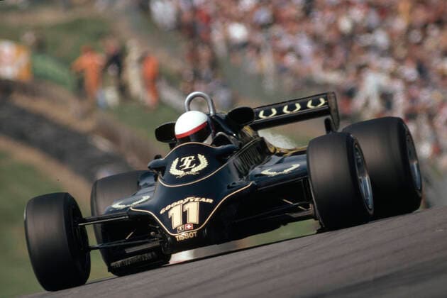Archivbilder der Woche SPORT KW32 Elio de Angelis am Steuer eines Lotus 91-Ford Cosworth 3.0V8auf der bRennstrecke Brands Hatch De Angelis wurde in diesem Rennen ierter im Schlußclassement Sieger des Rennens wurde Niki Lauda De Angelis entstammte einer wohlhabenden italienischen Familie laut insidern hatte sein ater ihm den Platz im Formel 1-Cockpit gekauft Elio de Angelis geb. 26.3.1958 in Rom er verunglückte bei Testfahrten am 15.5.1986 in Le Castellet tödlich weil unzureichende Sicherheitsmaßnahmen zur Verfügung standen obwohl die erletzungen nicht so schwer waren *** Elio de Angelis at the wheel of a Lotus 91 Ford Cosworth 3 0V8on the bRacetrack Brands Hatch De Angelis was in this race ierter in the final classification winner of the race was Niki Lauda De Angelis came from a wealthy Italian family according to insiders his ater had bought him the place in the Formula 1 cockpit Elio de Angelis born 26 3 1958 in Rome he had a fatal accident during testing on 15 5 1986 in Le Castellet because insufficient safety measures were available although the injuries were not so serious