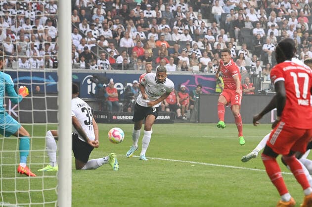 Benjamin PAVARD (Bayern Muenchen) schiesst das Tor zum 0-2, Aktion,Torschuss gegen Djibril SOW (Eintracht Frankfurt) und TUTA (Eintracht Frankfurt). Fussball 1. Bundesliga Saison 2022 2023, 1.Spieltag, Spieltag01, Eintracht Frankfurt - FC Bayern Muenchen am 05.08.2022, DEUTSCHE BANK PARK Frankfurt. *** Benjamin PAVARD Bayern Muenchen scores the goal to 0 2, action,goal shot against Djibril SOW Eintracht Frankfurt and TUTA Eintracht Frankfurt Football 1 Bundesliga season 2022 2023, 1 matchday, matchday01, Eintracht Frankfurt FC Bayern Muenchen on 05 08 2022, DEUTSCHE BANK PARK Frankfurt