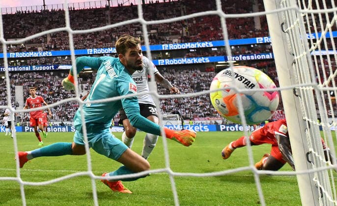 Sport Bilder des Tages 05.08.2022, xjhx, Fussball 1.Bundesliga, Eintracht Frankfurt - FC Bayern München emspor, v.l.Sadio Mane (FC Bayern Muenchen) erzielt das Tor zum scores the Goal 0:3 Kevin Trapp (Eintracht Frankfurt) (DFL DFB REGULATIONS PROHIBIT ANY USE OF PHOTOGRAPHS as IMAGE SEQUENCES and or QUASI-VIDEO) Frankfurt am Main *** 05 08 2022, xjhx, football 1 Bundesliga, Eintracht Frankfurt FC Bayern Munich emspor, v l Sadio Mane FC Bayern Muenchen scores the Goal 0 3 Kevin Trapp Eintracht Frankfurt DFL DFB REGULATIONS PROHIBIT ANY USE OF PHOTOGRAPHS AS IMAGE SEQUENCES AND OR QUASI VIDEO Frankfurt am Main