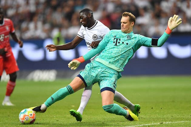 Sport Themen der Woche KW31 Sport Bilder des Tages Fußball 1. Bundesliga 1. Spieltag Eintracht Frankfurt - FC Bayern München am 05.08.2022 im Deutsche Bank Park in Frankfurt am Main Manuel Neuer ( München ) verliert den Zweikampf gegen Randal Kolo Muani ( Frankfurt ) DFL regulations prohibit any use of photographs as image sequences and or quasi-video. *** Soccer 1 Bundesliga 1 Matchday Eintracht Frankfurt FC Bayern Munich on 05 08 2022 at Deutsche Bank Park in Frankfurt am Main Manuel Neuer Munich loses the duel against Randal Kolo Muani Frankfurt DFL regulations prohibit any use of photographs as image sequences and or quasi video xJKx