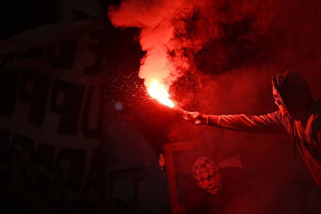 05.08.2022, xjhx, Fussball 1.Bundesliga, Eintracht Frankfurt - FC Bayern München emspor, v.l. Fan Zuschauer Ultra zuendet Pyrotechnik Bengalo (DFL DFB REGULATIONS PROHIBIT ANY USE OF PHOTOGRAPHS as IMAGE SEQUENCES and or QUASI-VIDEO) Frankfurt am Main *** 05 08 2022, xjhx, football 1 Bundesliga, Eintracht Frankfurt FC Bayern Munich emspor, v l fan spectator ultra adds pyrotechnics Bengalo DFL DFB REGULATES PROHIBIT ANY USE OF PHOTOGRAPHS as IMAGE SEQUENCES and or QUASI VIDEO Frankfurt am Main