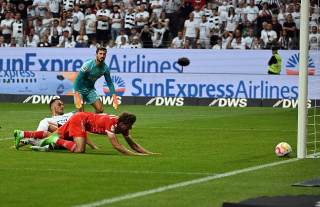 05.08.2022, xjhx, Fussball 1.Bundesliga, Eintracht Frankfurt - FC Bayern München emspor, v.l. Zweikampf, Aktion, action, battle for the ball Filip Kostic (Eintracht Frankfurt) Thomas Mueller (FC Bayern Muenchen) Kevin Trapp (Eintracht Frankfurt) (DFL DFB REGULATIONS PROHIBIT ANY USE OF PHOTOGRAPHS as IMAGE SEQUENCES and or QUASI-VIDEO) Frankfurt am Main *** 05 08 2022, xjhx, football 1 Bundesliga, Eintracht Frankfurt FC Bayern München emspor, v l duel, action, battle for the ball Filip Kostic Eintracht Frankfurt Thomas Mueller FC Bayern Muenchen Kevin Trapp Eintracht Frankfurt DFL DFB REGULATIONS PROHIBIT ANY USE OF PHOTOGRAPHS AS IMAGE SEQUENCES AND OR QUASI VIDEO Frankfurt am Main