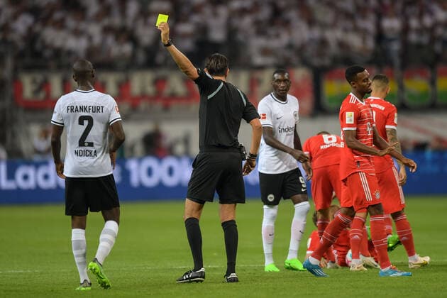 Fußball, 1. Bundesliga, 20220805, SG Eintracht Frankfurt - FC Bayern München. Im Bild Evan NDICKA (SG Eintracht Frankfurt, 2) sieht gelbe Karte Schiedsrichter Deniz AYTEKIN. Frankfurt Deutsche Bank Park Hessen Deutschland *** Soccer, 1 Bundesliga, 20220805, SG Eintracht Frankfurt FC Bayern München In picture Evan NDICKA SG Eintracht Frankfurt, 2 sees yellow card Referee Deniz AYTEKIN Frankfurt Deutsche Bank Park Hesse Germany Copyright: Passion2Press MarkusxFischerx