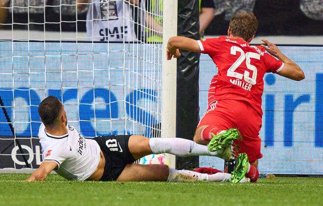 Filip KOSTIC, FRA 10 foul at Thomas MUELLER, MÜLLER, FCB 25 in the match EINTRACHT FRANKFURT - FC BAYERN MÜNCHEN 1.German Football League on Aug 05, 2022 in Frankfurt, Germany. Season 2022 2023, matchday 1, 1.Bundesliga, FCB, Munich, 1.Spieltag