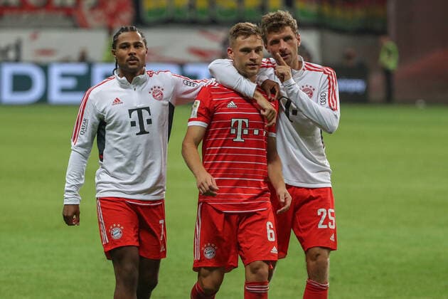 xMHx - Fussball 1. Bundesliga 01. Spieltag Eintracht Frankfurt - FC Bayern München am 05.08.2022 im Deutsche Bank Park in Frankfurt Serge Gnabry (Muenchen 7) , Joshua Kimmich (Muenchen 6) und Thomas Müller Mueller Muller (Muenchen 25) freuen sich über den Sieg *** xMHx Football 1 Bundesliga 01 Matchday Eintracht Frankfurt FC Bayern Munich on 05 08 2022 at Deutsche Bank Park in Frankfurt Serge Gnabry Muenchen 7 , Joshua Kimmich Muenchen 6 and Thomas Mueller Muller Muenchen 25 are happy about the victory MH