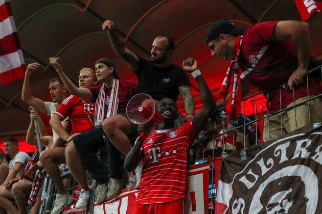 xMHx - Fussball 1. Bundesliga 01. Spieltag Eintracht Frankfurt - FC Bayern München am 05.08.2022 im Deutsche Bank Park in Frankfurt Sadio Mane (Muenchen 17) feiert mit dem Megaphon und den Bayern Fans den Sieg *** xMHx Football 1 Bundesliga 01 Matchday Eintracht Frankfurt FC Bayern Munich on 05 08 2022 at Deutsche Bank Park in Frankfurt Sadio Mane Muenchen 17 celebrates victory with the megaphone and Bayern fans MH