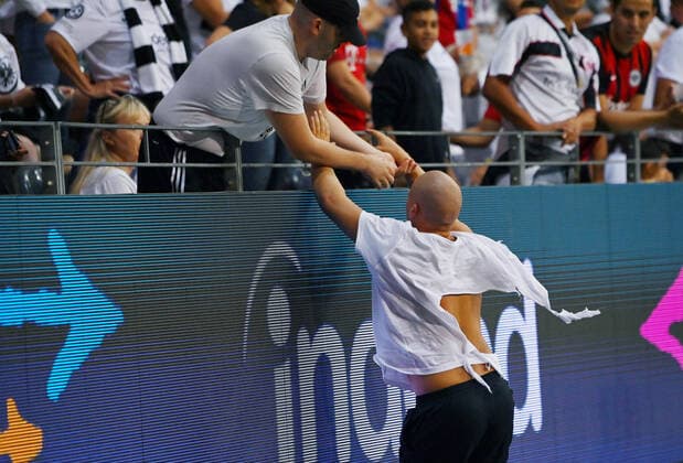 Fussball 1. Bundesliga Saison 2022 2023 1. Spieltag Eintracht Frankfurt - FC Bayern Muenchen 05.08.2022 Ein Eintracht Frankfurt Ultra fluechtet nach dem Versuch eine Blockfahne von den St. Pauli Ultras am Gaestefanblock der Arena in Frankfurt zu klauen, beim fluechten bekommt er Hilfe . *** Football 1 Bundesliga Season 2022 2023 1 Matchday Eintracht Frankfurt FC Bayern Muenchen 05 08 2022 An Eintracht Frankfurt Ultra flees after trying to steal a block flag from the St Pauli Ultras at the guest fan block of the arena in Frankfurt, while fleeing he gets help