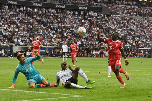 Torchance Sadio MANE (Bayern Muenchen), Aktion,Zweikampf gegen Evan N DICKA (NDICKA) (Eintracht Frankfurt) und Torwart Kevin TRAPP (Eintracht Frankfurt),Strafraumszene. Fussball 1. Bundesliga Saison 2022 2023, 1.Spieltag, Spieltag01, Eintracht Frankfurt - FC Bayern Muenchen 1-6. am 05.08.2022, DEUTSCHE BANK PARK Frankfurt. *** Goal chance Sadio MANE Bayern Muenchen , action,duel against Evan N DICKA NDICKA Eintracht Frankfurt and goalkeeper Kevin TRAPP Eintracht Frankfurt ,penalty area scene football 1 Bundesliga season 2022 2023, 1 matchday, Spieltag01, Eintracht Frankfurt FC Bayern Muenchen 1 6 on 05 08 2022, DEUTSCHE BANK PARK Frankfurt