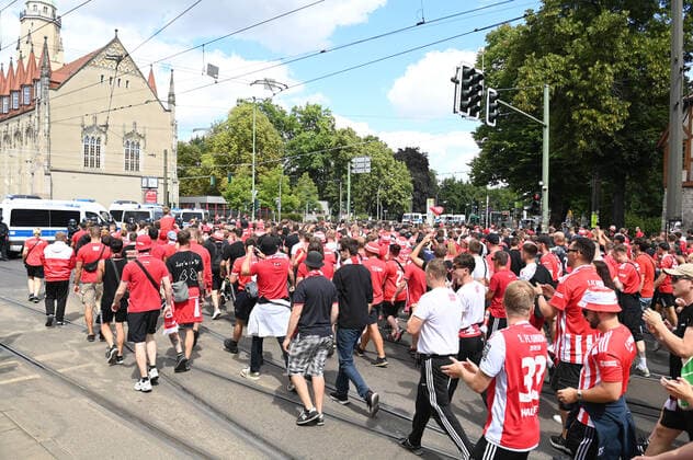 Fussball, Herren, Saison 2022 2023, 1. Bundesliga (1. Spieltag), 1. FC Union Berlin - Hertha BSC, Fans von Union nahe der Köpenicker Altstadt auf ihrem Fanmarsch zum Stadion, Lindenstraße Ecke Bahnhofstraße, 06.08. 2022, *** Football, men, season 2022 2023, 1 Bundesliga 1 matchday , 1 FC Union Berlin Hertha BSC, fans of Union near Köpenick old town on their fan march to the stadium, Lindenstraße corner Bahnhofstraße, 06 08 2022, Copyright: xMatthiasxKochx