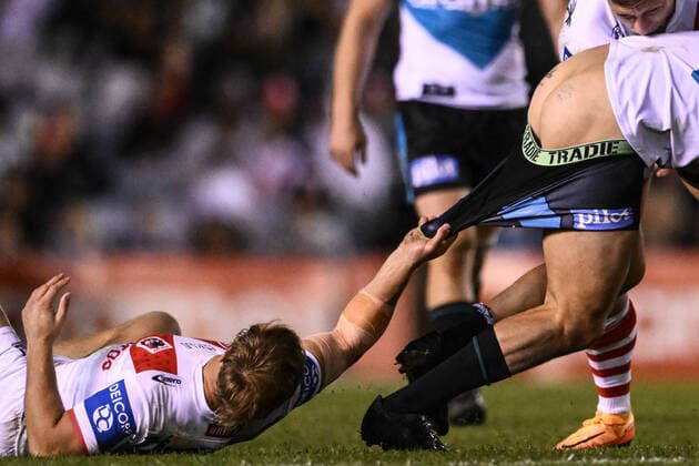 Bilder des Jahres 2022, Sport 08 August Sport Themen der Woche KW31 Sport Bilder des Tages NRL SHARKS DRAGONS, Toby Rudolf of the Sharks is tackled during the NRL Round 21 match between the Cronulla-Sutherland Sharks and the St George Illawarra Dragons at PointsBet Stadium in Sydney, Saturday, August 6, 2022. ( NO ARCHIVING, EDITORIAL USE ONLY, NO USE IN BOOKS WITHOUT CONSENT  Copyright: xJAMESxGOURLEYx 20220806001687206091