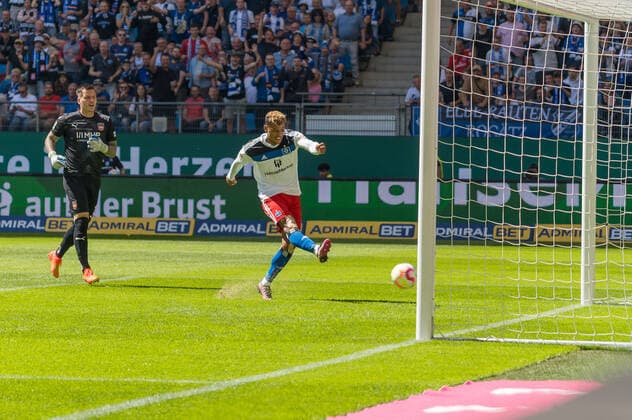 Sport Themen der Woche KW31 Ransford Koenigsdoerffer (Hamburger SV 11) trifft zum vermeindlichen 2:0. Es wurde wegen Abseits nicht gegeben Hamburger SV vs. 1. FC Heidenheim, Fussball, 2. Bundesliga, Spieltag 3, Saison 2022 23, 06.08.2022 DFL REGULATIONS PROHIBIT ANY USE OF PHOTOGRAPHS AS IMAGE SEQUENCES AND OR QUASI-VIDEO Marcel von Fehrn Hamburger SV vs. 1. FC Heidenheim, Fussball, 2. Bundesliga, Spieltag 3, Saison 2022 23, 06.08.2022 Hamburg *** Ransford Koenigsdoerffer Hamburger SV 11 scores to supposed 2 0 It was not given because of offside Hamburger SV vs 1 FC Heidenheim, Football, 2 Bundesliga, Matchday 3, Season 2022 23, 06 08 2022 DFL REGULATES PROHIBIT ANY USE OF PHOTOGRAPHS AS IMAGE SEQUENCES AND OR QUASI VIDEO Marcel von Fehrn Hamburger SV vs 1 FC Heidenheim, Football, 2 Bundesliga, Matchday 3, Season 2022 23, 06 08 2022 Hamburg Copyright: xEibnerxPressefoto MarcelxvonxFehrnx EP_EER