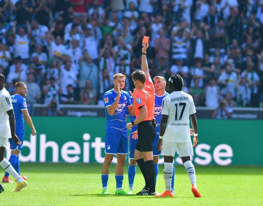 Sport Themen der Woche KW31 06.08.2022; Moenchengladbach; Fussball, Herren, 1. Fussball-Bundesliga, Saison 2022 2023, Borussia Moenchengladbach vs. TSG 1899 Hoffenheim Schiedsrichter Daniel Siebert, Mitte zeigt Stefan Posch (Hoffenheim, li.) die gelb-rote Karte DFL regulations prohibit any use of photographs as image sequences and or quasi-video. Borussia-Park NRW Deutschland *** 06 08 2022 Moenchengladbach football, men, 1 football Bundesliga, season 2022 2023, Borussia Moenchengladbach vs TSG 1899 Hoffenheim referee Daniel Siebert, center shows Stefan Posch Hoffenheim, li the yellow red card DFL regulations prohibit any use of photographs as image sequences and or quasi video Borussia Park NRW Germany