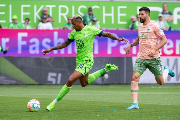 Lukas Nmecha (VfL Wolfsburg 10) trifft das Tor zum 1:0 im Zweikampf mit Anthony Jung (SV Werder Bremen 3), VfL Wolfsburg vs. SV Werder Bremen, 1. Fussball Bundesliga, 1. Spieltag, Spielzeit 2022 2023, 06.08.2022 DFB DFL regulations prohibit any use of photographs as image sequences and or quasi-video VfL Wolfsburg vs. SV Werder Bremen, 1. Fussball Bundesliga, 1. Spieltag, Spielzeit 2022 2023, 06.08.2022 Wolfsburg *** Lukas Nmecha VfL Wolfsburg 10 hits the goal to 1 0 one-on-one with Anthony Jung SV Werder Bremen 3 , VfL Wolfsburg vs SV Werder Bremen, 1 Fussball Bundesliga, 1 Spieltag, Spielzeit 2022 2023, 06 08 2022 DFB DFL regulations prohibit any use of photographs as image sequences and or quasi video VfL Wolfsburg vs SV Werder Bremen, 1 Fussball Bundesliga, 1 Spieltag, Spielzeit 2022 2023, 06 08 2022 Wolfsburg Copyright: xEibner Memmlerx EP_MMR