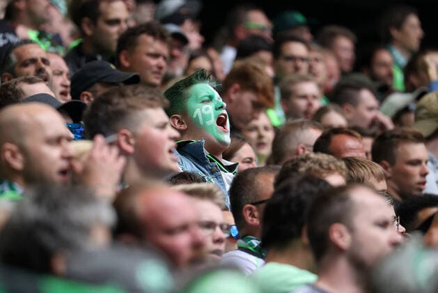 Wolfsburger Fan Fussball, Herren, Saison 2022 2023, 1.Liga, VfL Wolfsburg gegen SV Werder Bremen DFL REGULATIONS PROHIBIT ANY USE OF PHOTOGRAPHS AS IMAGE SEQUENCES AND OR QUASI-VIDEO. *** Wolfsburg fan football, men, season 2022 2023, 1 Liga, VfL Wolfsburg vs SV Werder Bremen DFL REGULATIONS PROHIBIT ANY USE OF PHOTOGRAPHS AS IMAGE SEQUENCES AND OR QUASI VIDEO