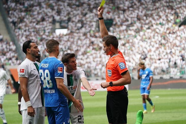 GER, 1.FBL, Borussia Mönchengladbach vs TSG Hoffenheim 06.08.2022, Borussia Park, Mönchengladbach, GER, 1.FBL, Borussia Mönchengladbach vs TSG Hoffenheim , DFL regulations prohibit any use of photographs as image sequences and or quasi-video. im Bild Stefan Posch (Hoffenheim) sieht von Schiedsrichter Daniel Siebert die gelbe Karte. *** GER, 1 FBL, Borussia Mönchengladbach vs TSG Hoffenheim 06 08 2022, Borussia Park, Mönchengladbach, GER, 1 FBL, Borussia Mönchengladbach vs TSG Hoffenheim , DFL regulations prohibit any use of photographs as image sequences and or quasi video in the picture Stefan Posch Hoffenheim sees yellow card from referee Daniel Siebert nordphotoxGmbHx xBratic nph00250