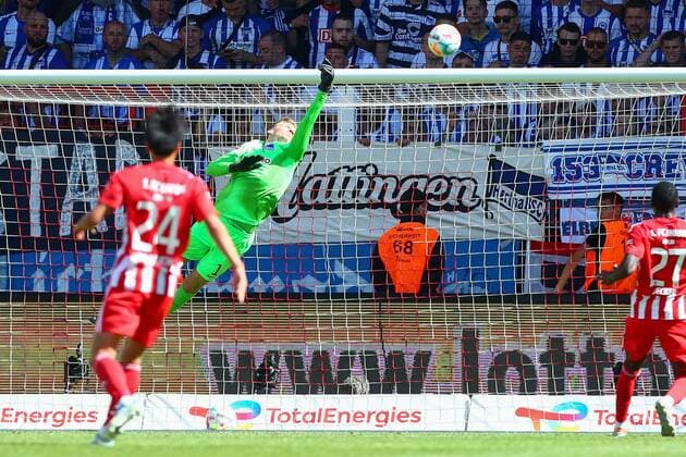 06.08.2022, xtgx, Fussball 1. Bundesliga, Fussball 1. Bundesliga, 1. FC Union Berlin - Hertha BSC Berlin emspor, v.l. Oliver Christensen (Hertha, 1) Parade, haelt den Ball, faengt den Ball, pariert (DFL DFB REGULATIONS PROHIBIT ANY USE OF PHOTOGRAPHS as IMAGE SEQUENCES and or QUASI-VIDEO) Berlin *** 06 08 2022, xtgx, football 1 Bundesliga, football 1 Bundesliga, 1 FC Union Berlin Hertha BSC Berlin emspor, v l Oliver Christensen Hertha, 1 save, holds the ball, catches the ball, parries DFL DFB REGULATIONS PROHIBIT ANY USE OF PHOTOGRAPHS AS IMAGE SEQUENCES AND OR QUASI VIDEO Berlin
