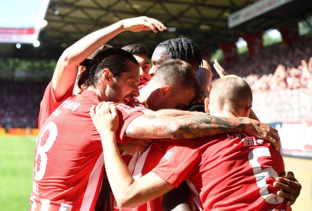 Fussball, Herren, Saison 2022 2023, 1. Bundesliga (1. Spieltag), 1. FC Union Berlin - Hertha BSC, v. l. Christopher Trimmel (1. FC Union Berlin), Diogo Leite (1. FC Union Berlin), Janik Haberer (1. FC Union Berlin), Jordan Siebatcheu (Pefok, 1. FC Union Berlin), Julian Ryerson (1. FC Union Berlin), Jubel nach Tor zum 1:0, 06.08. 2022, *** Football, men, season 2022 2023, 1 Bundesliga 1 matchday , 1 FC Union Berlin Hertha BSC, v l Christopher Trimmel 1 FC Union Berlin , Diogo Leite 1 FC Union Berlin , Janik Haberer 1 FC Union Berlin , Jordan Siebatcheu Pefok, 1 FC Union Berlin , Julian Ryerson 1 FC Union Berlin , cheering after goal to 1 0, 06 08 2022, Copyright: xSebastianxRäppold MatthiasxKochx